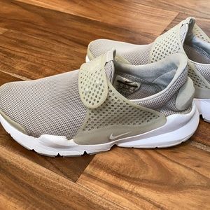 Beige/Grey Women’s Nike Sock Darts size 8